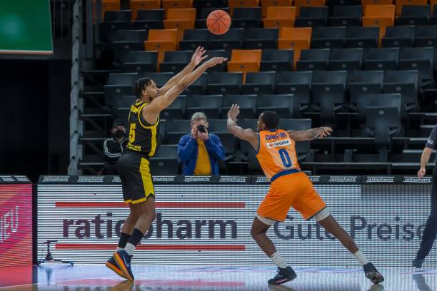 发现其眼周 发现其眼周